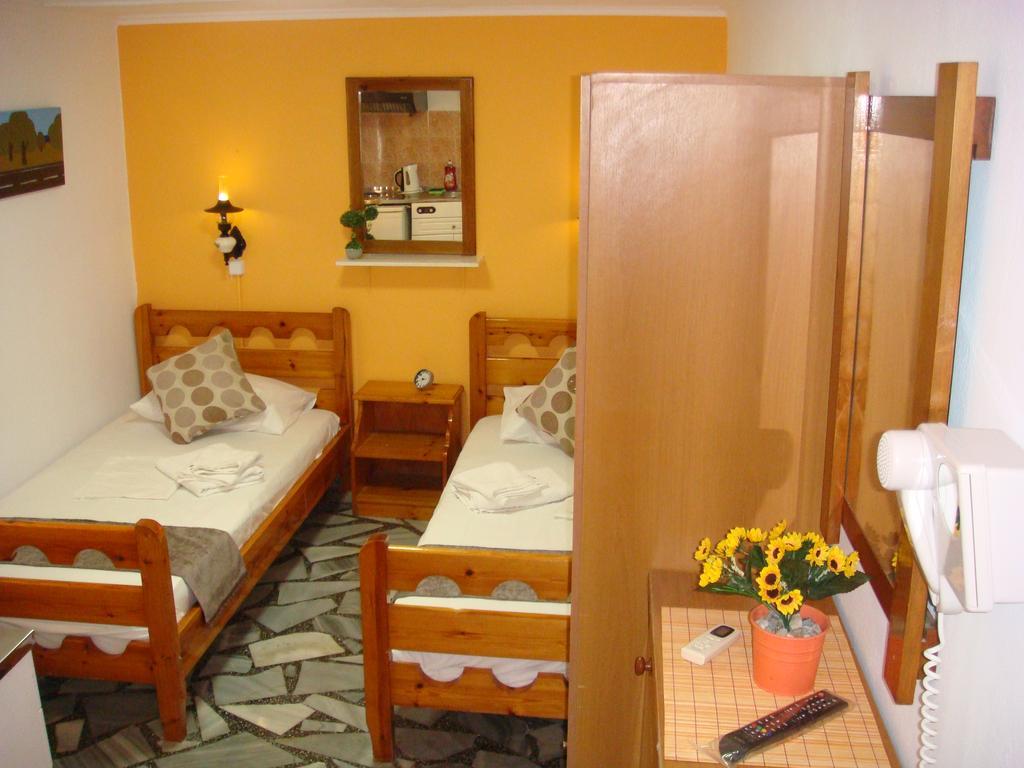 Boussetil Rooms Capanmat Tinos ภายนอก รูปภาพ